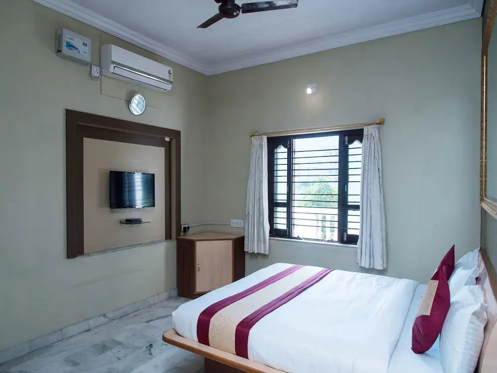 OYO 10499 Hotel Shiv Shakti