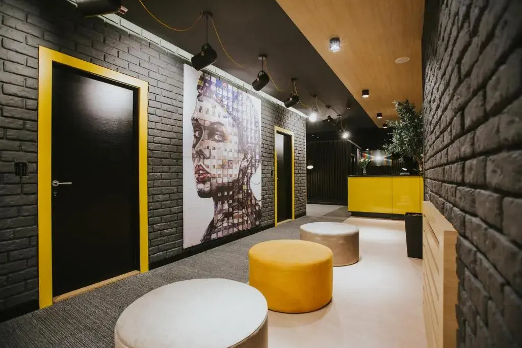 Maccani Black Luxury Suites