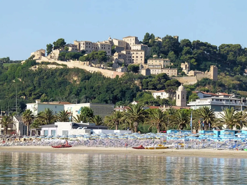 Beautiful tent lodge in Massignano with private terrace