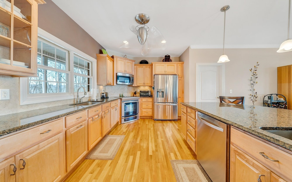 Lake Lookout - Private Home With Lake Views & Game Room