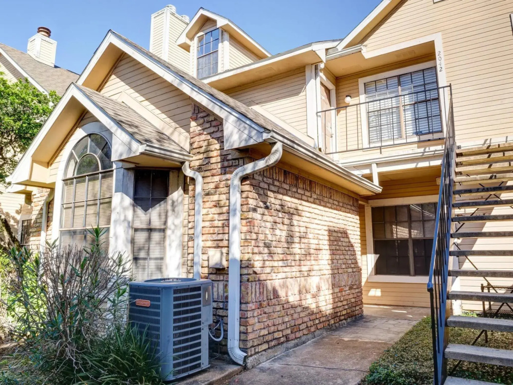 Lovely 2 BR, 1 ba condo near Medcenter