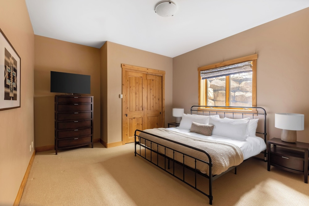 Highline by Avantstay Breathtaking Mountain Home w/ Hot Tub & Views