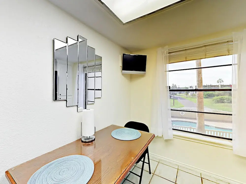 104 East Parade Condo Unit 17 - 2 Br condo by RedAwning