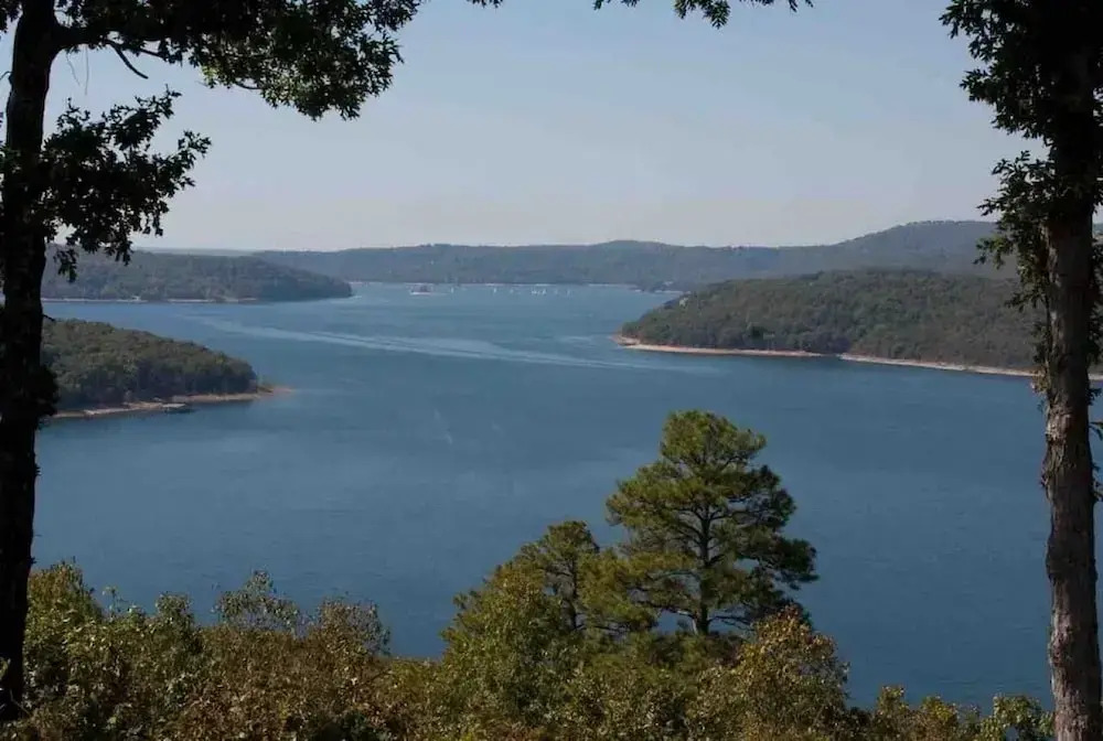 Beaver Lake Hillside Hideaway 2 Bedroom Home by Redawning