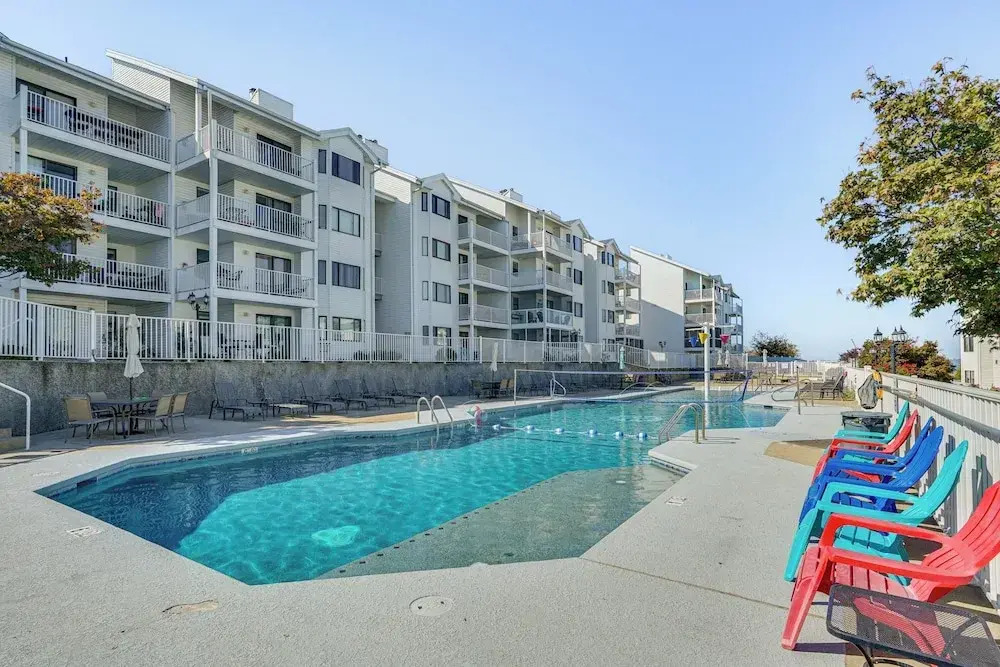 Lake-view Condo in Osage Beach: Walk to Boat Ramp