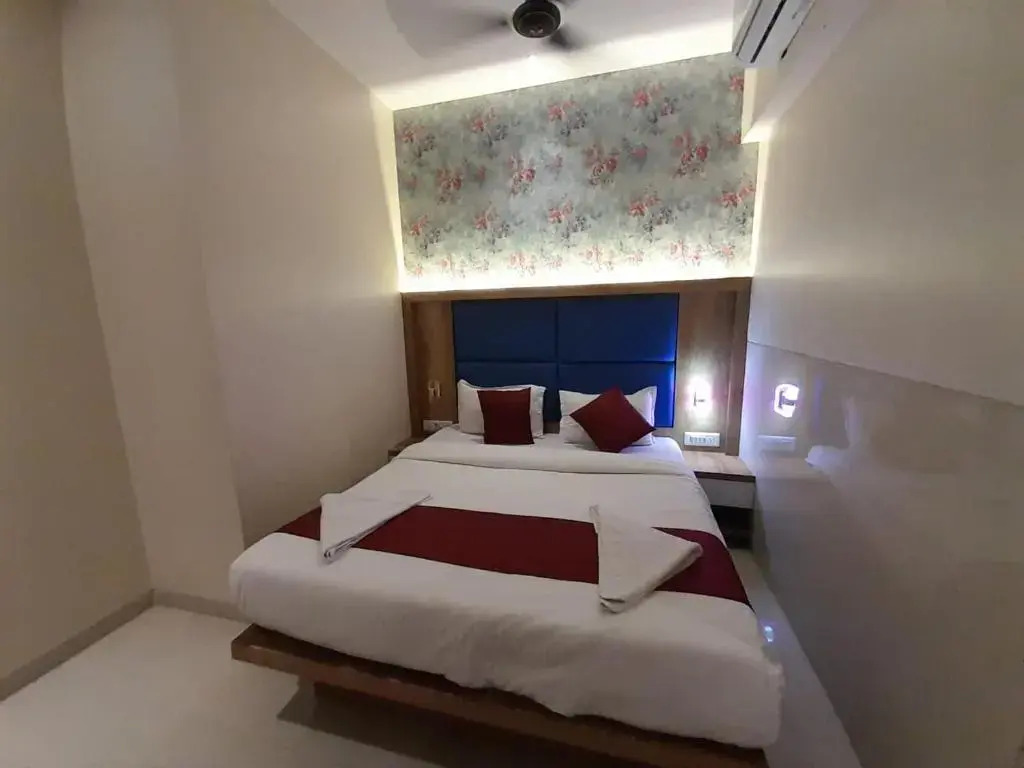 Hotel Shubharambh Lodging & Boarding By WB Inn