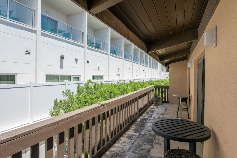 Tiki 216 - 2br Condo W/ Balcony Steps From Beach 2 Bedroom Condo