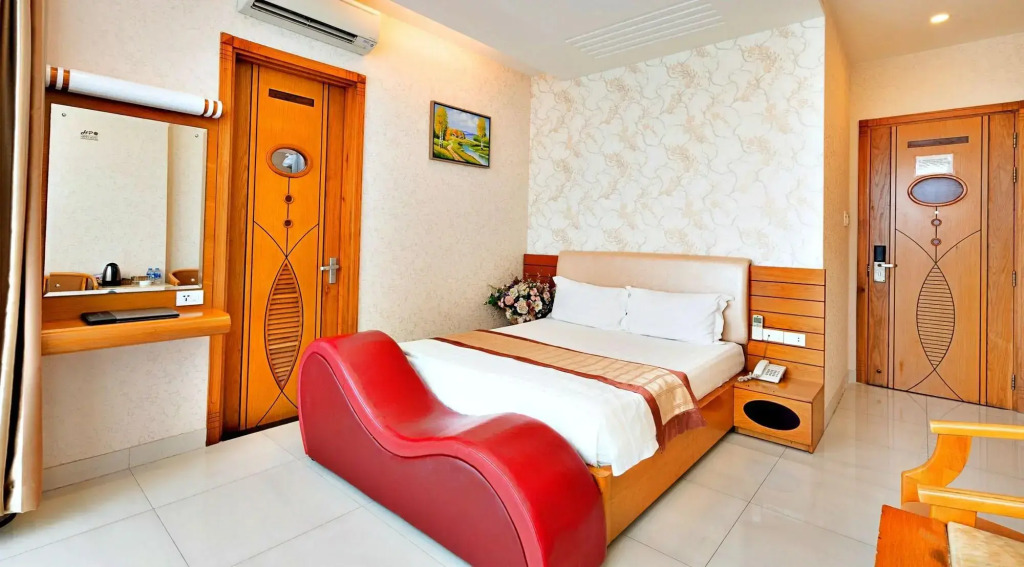 S79 Happy Hotel