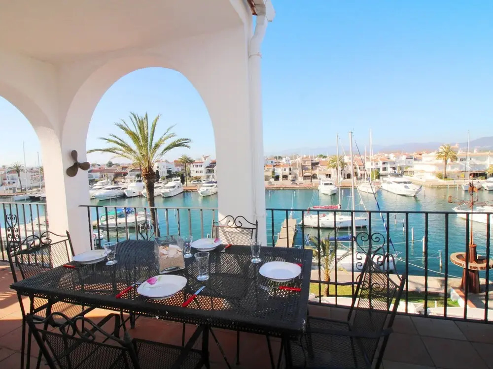 Comely Holiday Home in Empuriabrava With Barbecue