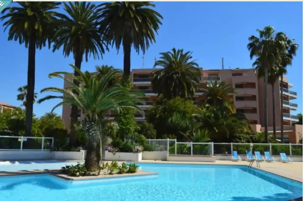 T2 climatisé avec piscine et parking