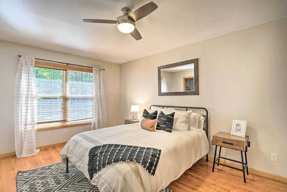 Upscale Family Cottage < 1 Mi to Higgins Lake