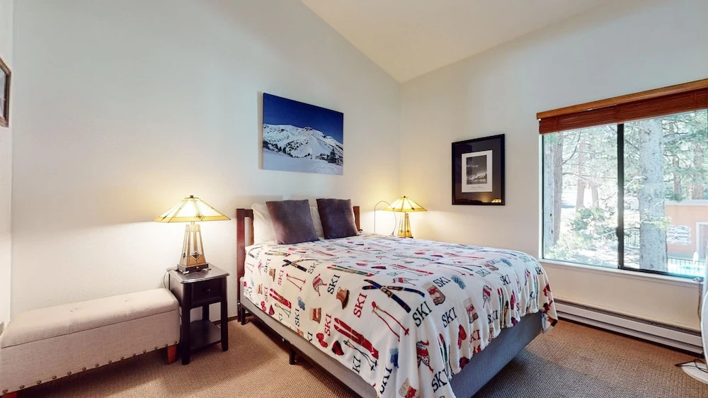 Escape to The Summit - Pool & HT Next Door