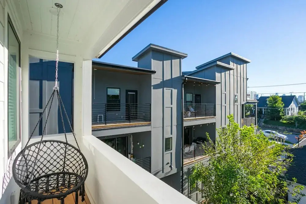 Ryman by Avantstay Centrally Located Townhouse w/ Stylish Interior & Porch Swings!