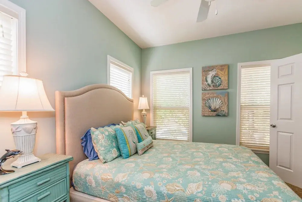455 Hidden Lake Way House - 4 Br home by RedAwning