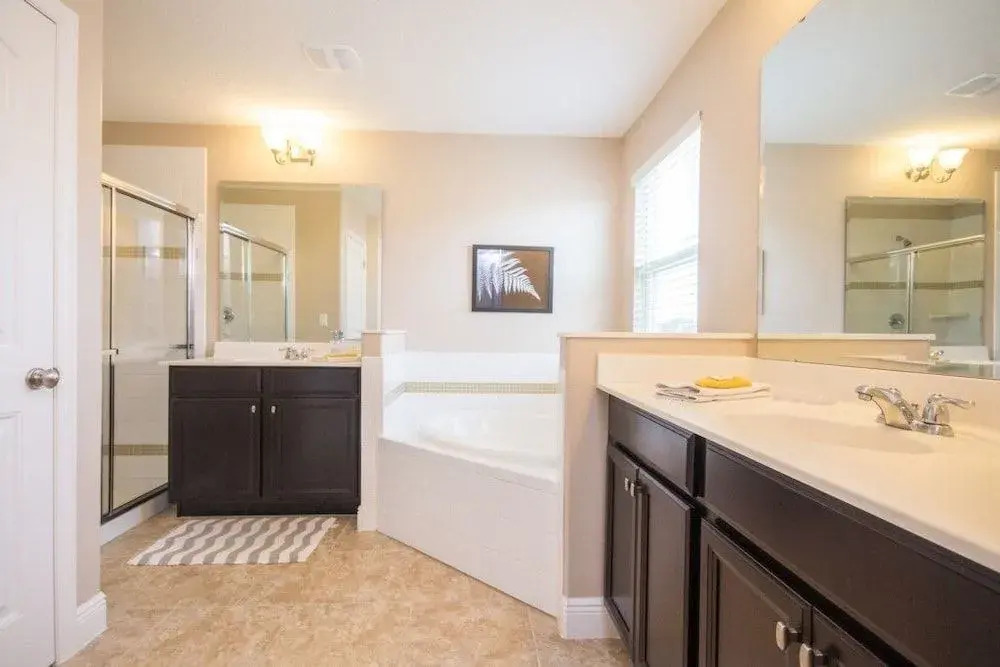 Oakview 4213 6 Br villa by RedAwning
