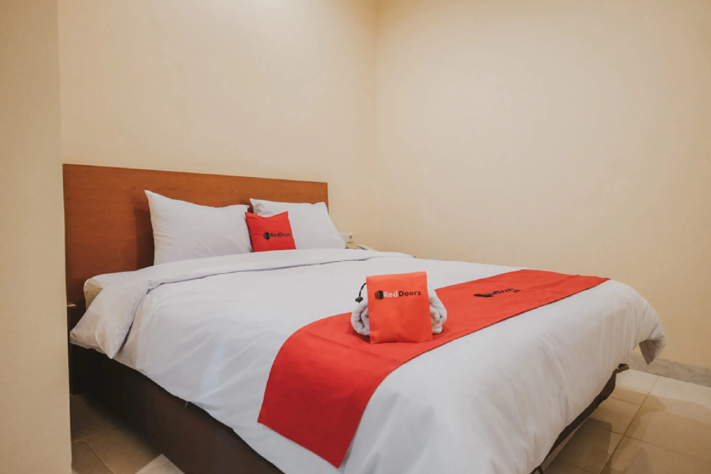RedDoorz Plus near Plaza Blok M