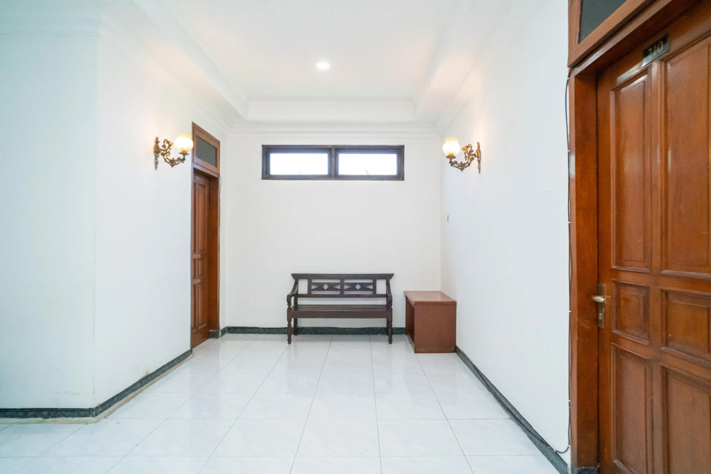 RedDoorz Plus at Hotel Surya Solo
