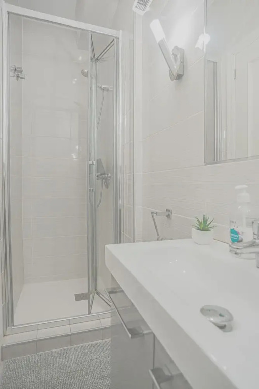Beautiful 3-bed House With Communal Pool