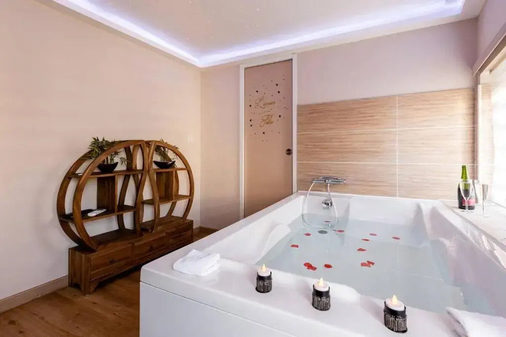 Studio Love room Spa Baignoire double La Ciotat Centre port