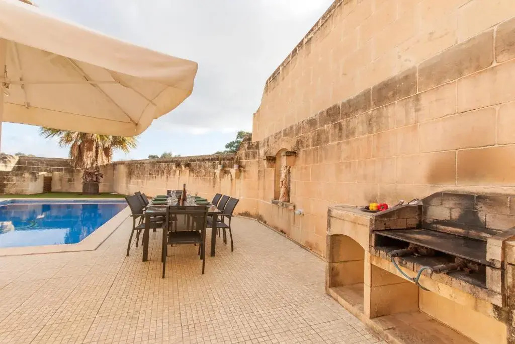Centre Island Gozitan Farmhouse & Pool - Happy Rentals