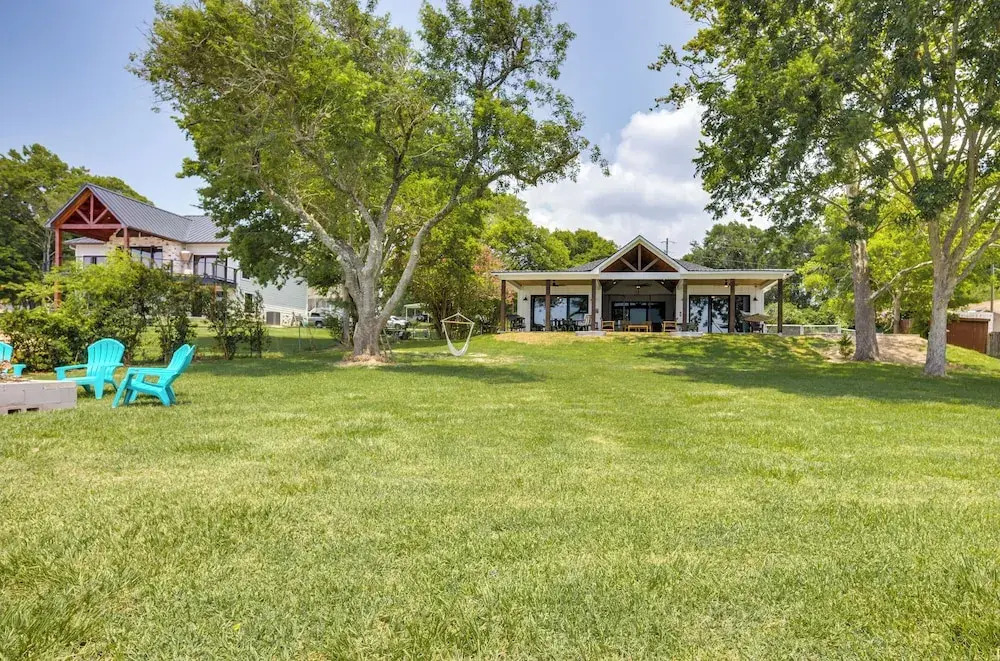Lakefront Onalaska Home w/ Screened-in Porch!