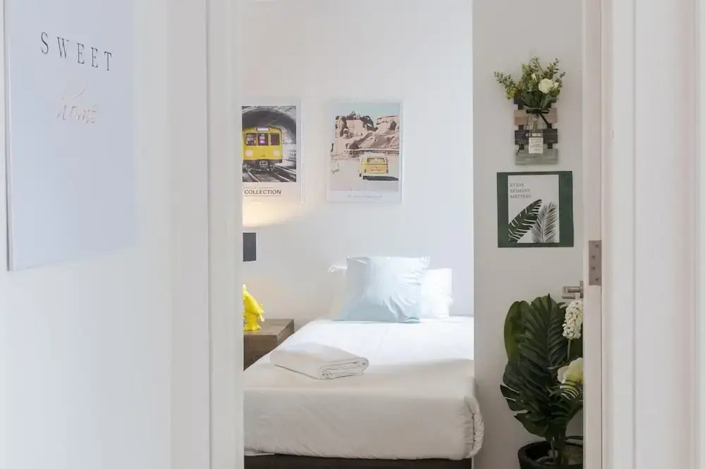 C16 Darling Harbour 2 BDR APT