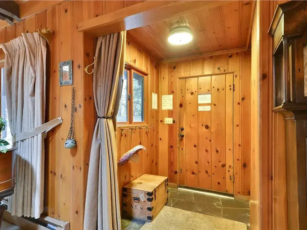 Twin Top Lakefront 6 Br Cabin by RedAwning
