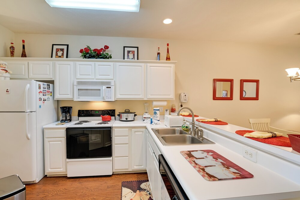 Cozy Condo w/ Golf Course View: 4 Mi to Shore!