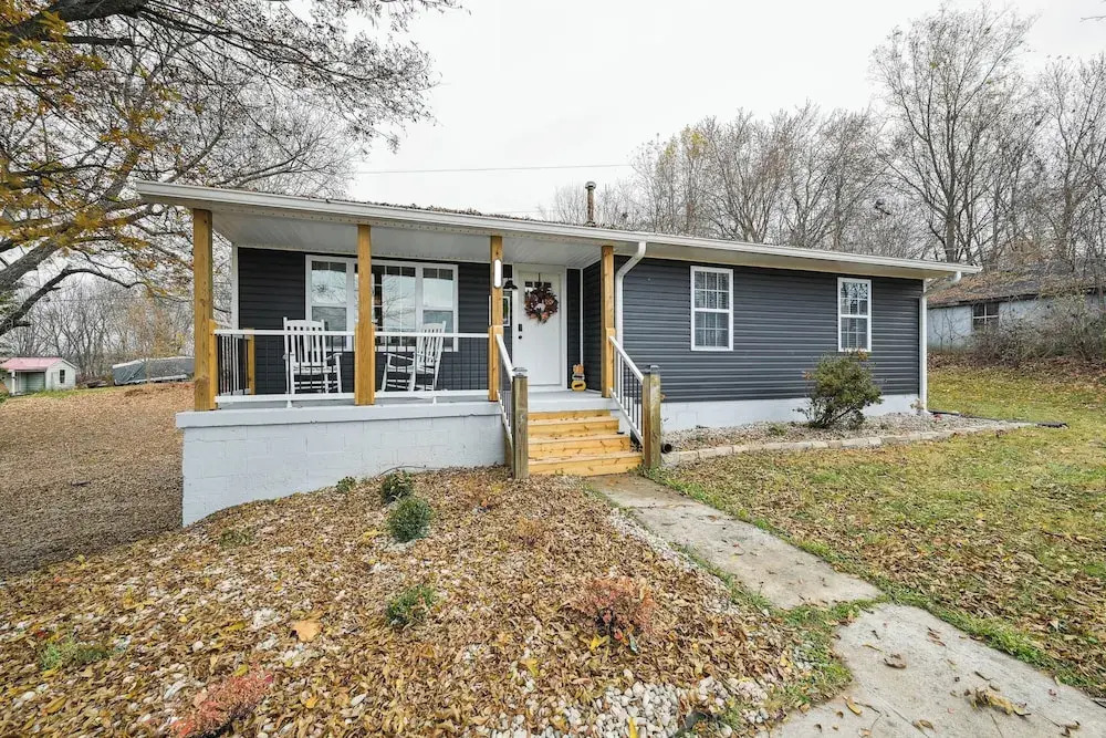 Vine Grove Home w/ Deck, 4 Mi to Saunders Springs!