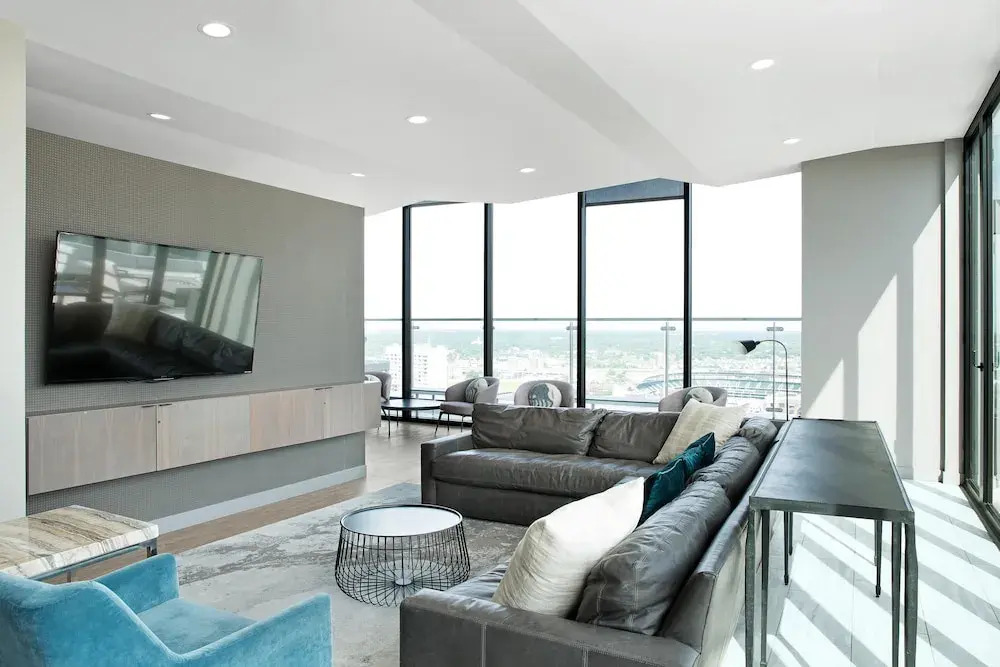 Chic 1br/1ba w/ Skyline Views in Downtown by Lyric