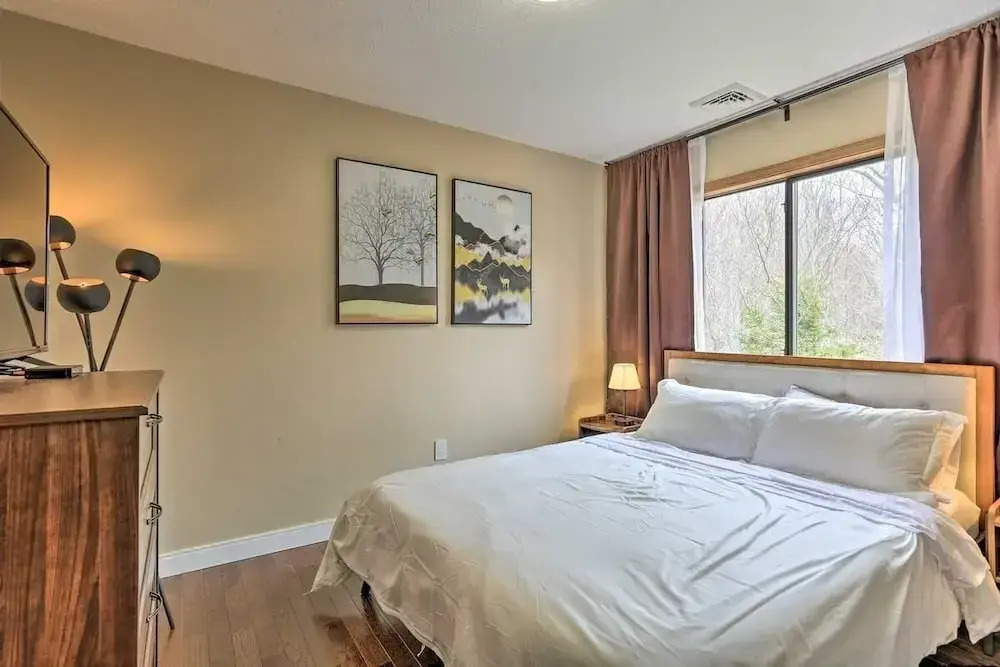 Luxury Home With Modern Finishes - Game Room & Hot Tub - Pocono Mountains 3 Bedroom Home by Redawning