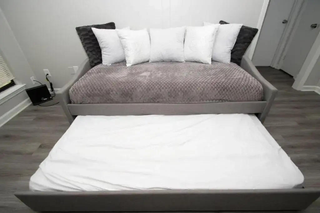 House - Sleeps 9 - Parking - Patio