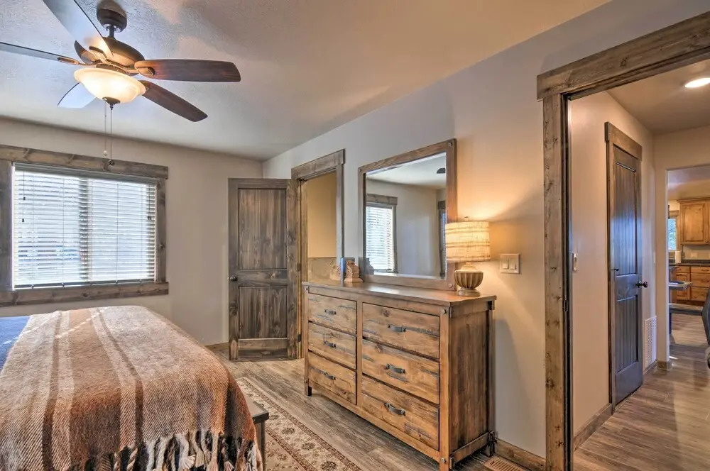 'longview Lodge' w/ Furnished Deck & Fire Pit!