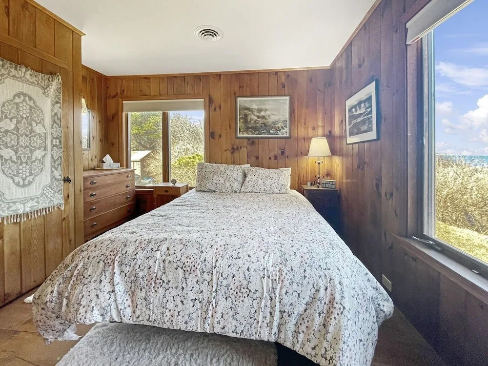 Ragged Rocks - Warm And Inviting Cottage With Uninterrupted Ocean Views 2 Bedroom Home by RedAwning