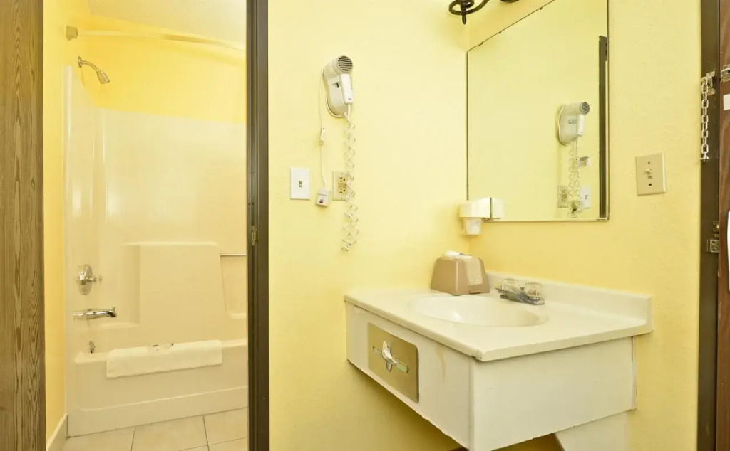 Burnsville Inn & Suites