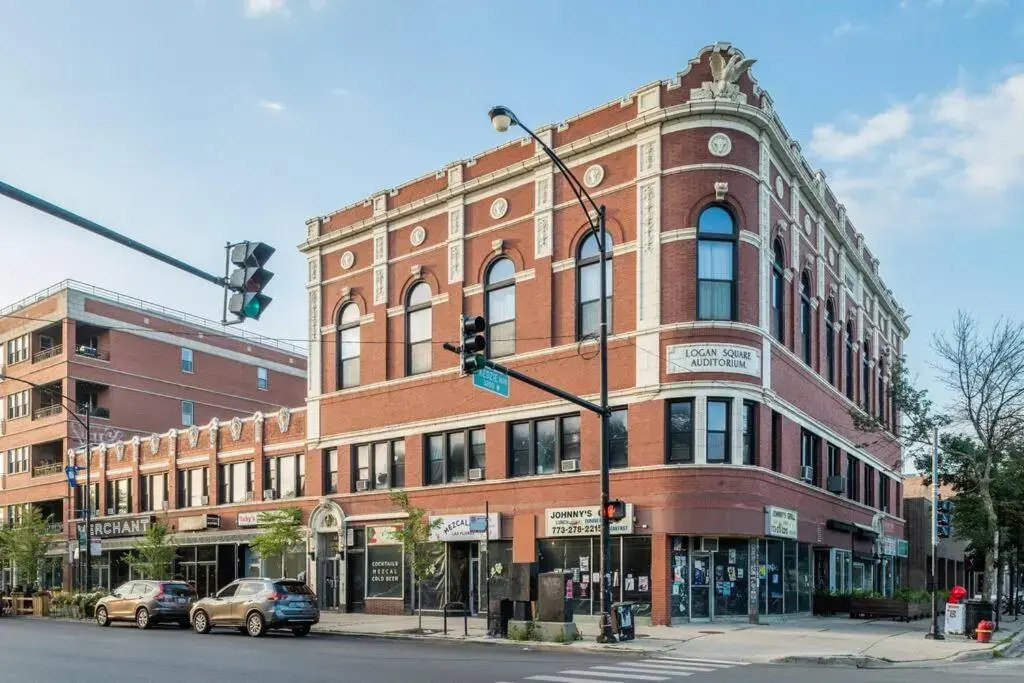 Lovely Logan Square 2-Bedroom in Chicago
