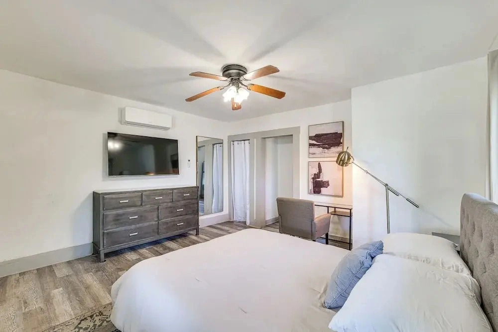 Walk to Winter Haven Hospital: Convenient Apt