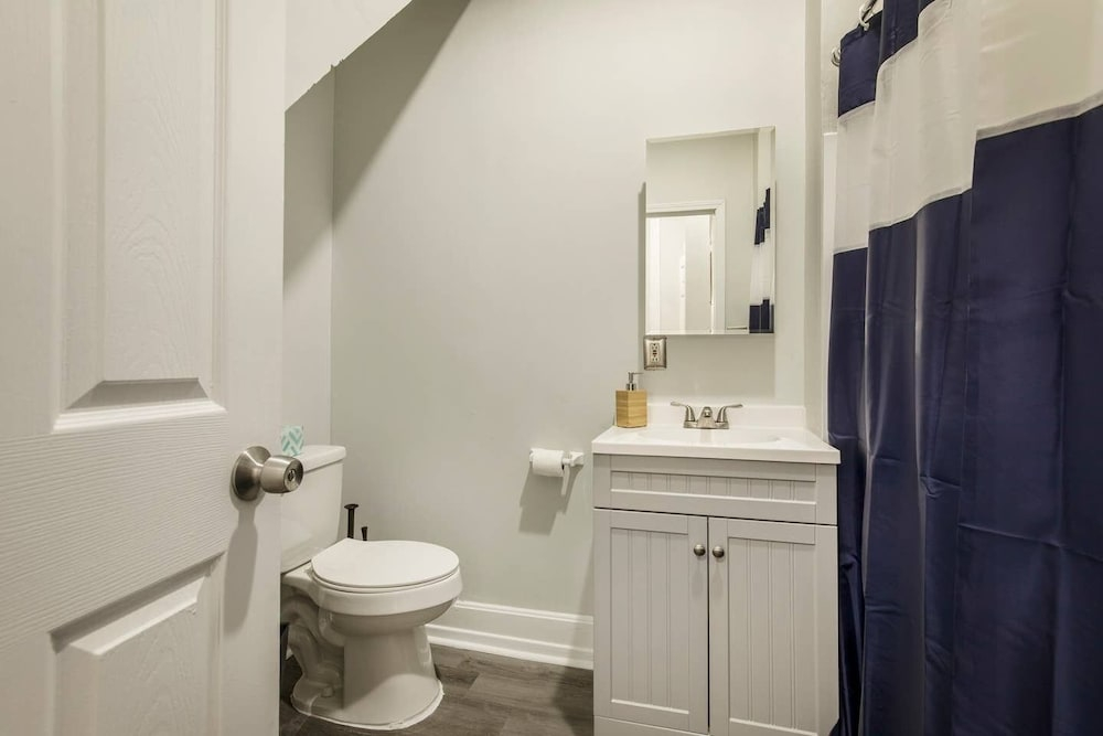 Louisville Dream House 4BR/2BA  by CozySuites