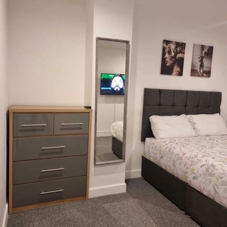 Charming 4-bed House in Enfield North London