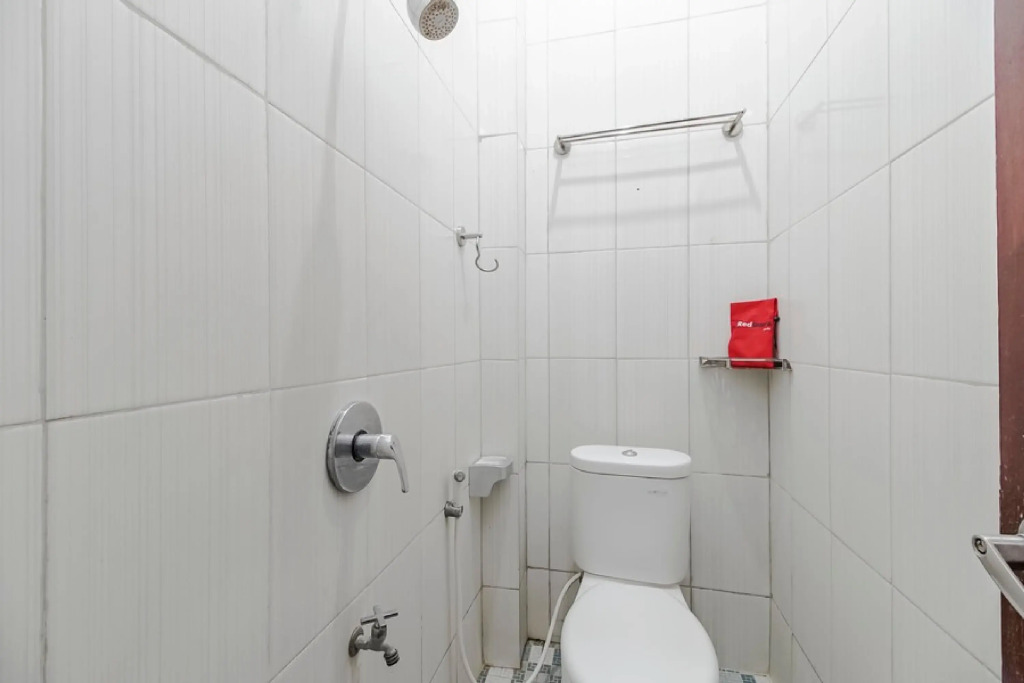 RedDoorz near Mall Panakkukang 3