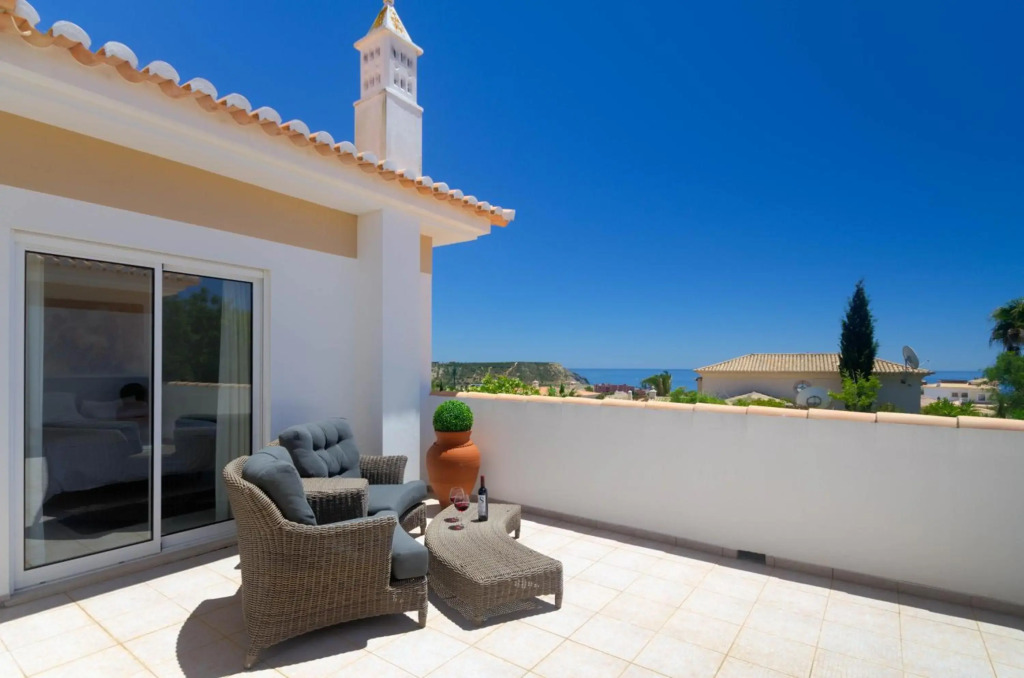 Villa Montanha, 4 Bedroom Villa, with swimming pool, loungers and alfresco dining, 10 min walk to the beautiful Praia da Luz Beach, Shops, Bars and Restaurants