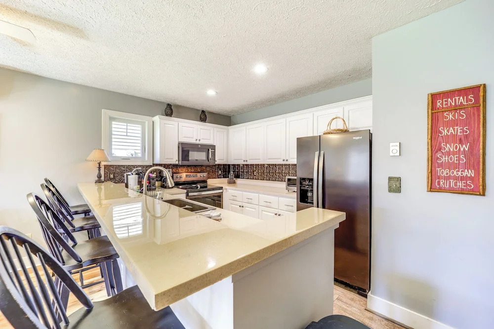 6 Mi to Skiing: Mtn-view Condo in Seven Devils