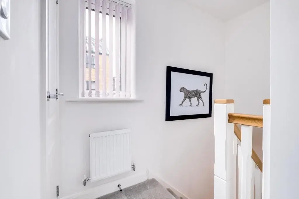 Luxury City Centre Stylish 2 Bed House ☆ FREE DRIVEWAY PARKING → With 55 Inch Smart TV, FREE NETFLIX & WIFI ✘ Comfy Seating Area - BY MAEVELA®