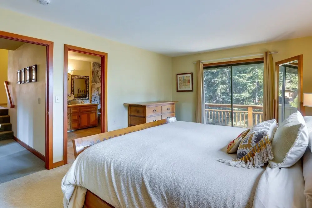 Spacious Tahoe Vista Cabin: Hot Tub, Walk to Beach