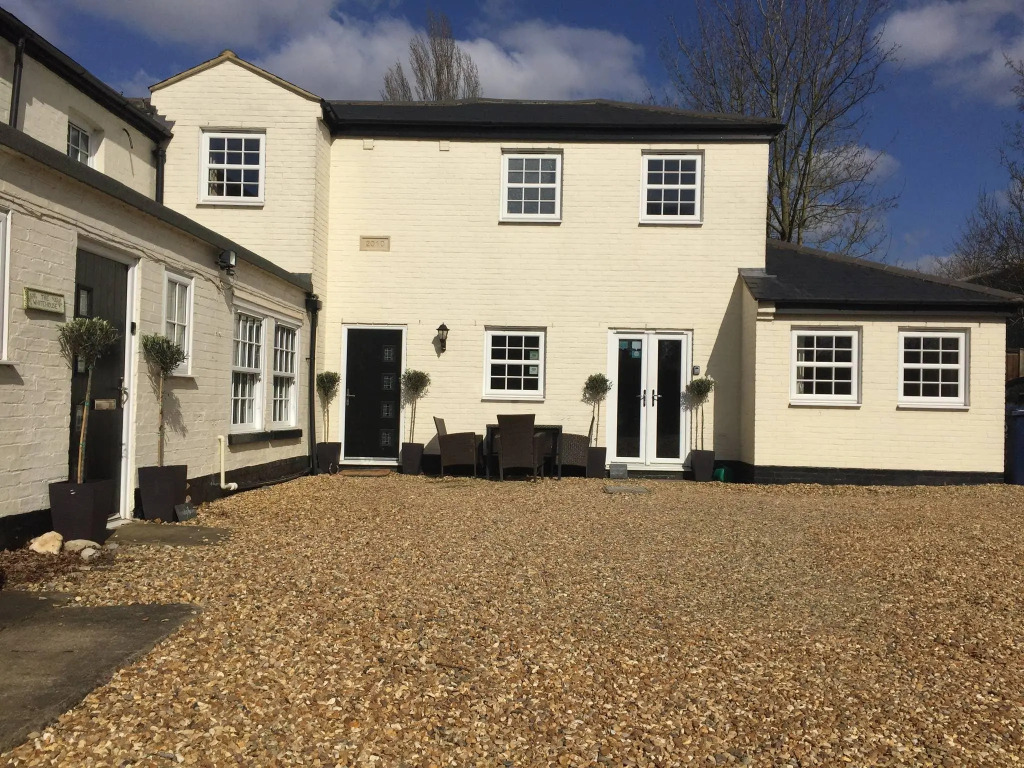3 BR Ensuite Cottage Private Garden Parking Near St Neots