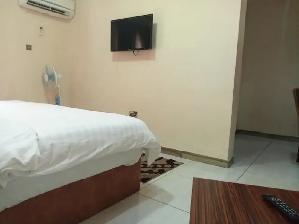 Danest Hotel And Suites