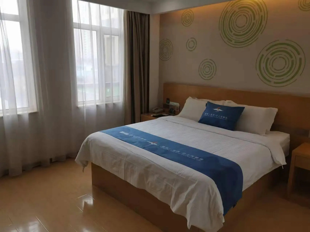 GreenTree Inn Jinan Licheng District Fenghuang Road High-speed Railway East Station Express Hotel