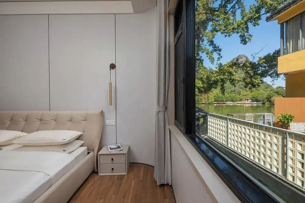 He She Courtyard Free pick-up train station stay 2 nights