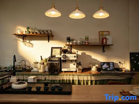 Qingqing Yuye Homestay (Dali Erhai S-Bay Ecological Corridor Store)