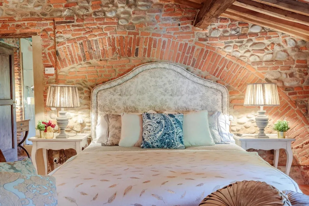 Villa Hugo in Lucca With 5 Bedrooms and 6 Bathrooms